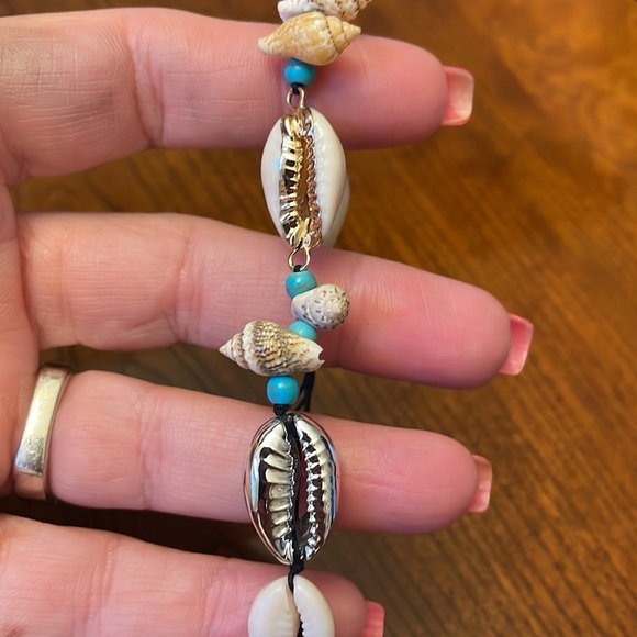 NWOT shell adjustable bracelet. Metallic gold / silver / cream turquoise beads - Picture 2 of 4